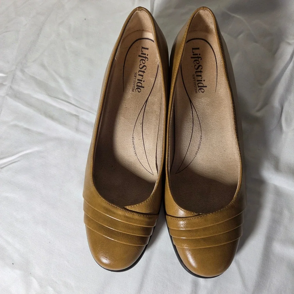 LifeStride Soft System Tan Faux Leather Wedge Pumps Pleated Round Toe 8.5M